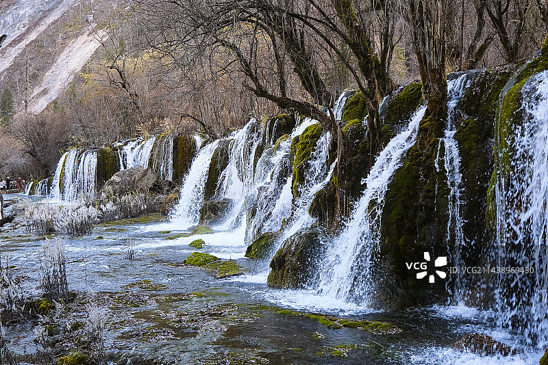 四川省阿坝藏族羌族自治州九寨沟国家级自然保护区冬季晴天美丽风景图片素材