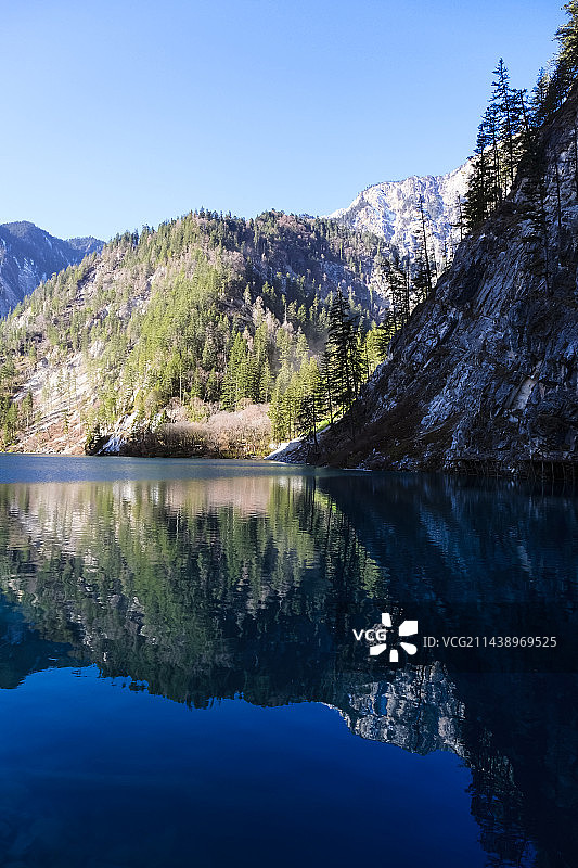 四川省阿坝藏族羌族自治州九寨沟国家级自然保护区冬季晴天美丽风景图片素材