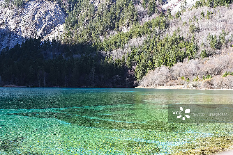 四川省阿坝藏族羌族自治州九寨沟国家级自然保护区冬季晴天美丽风景图片素材