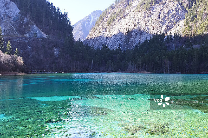 四川省阿坝藏族羌族自治州九寨沟国家级自然保护区冬季晴天美丽风景图片素材