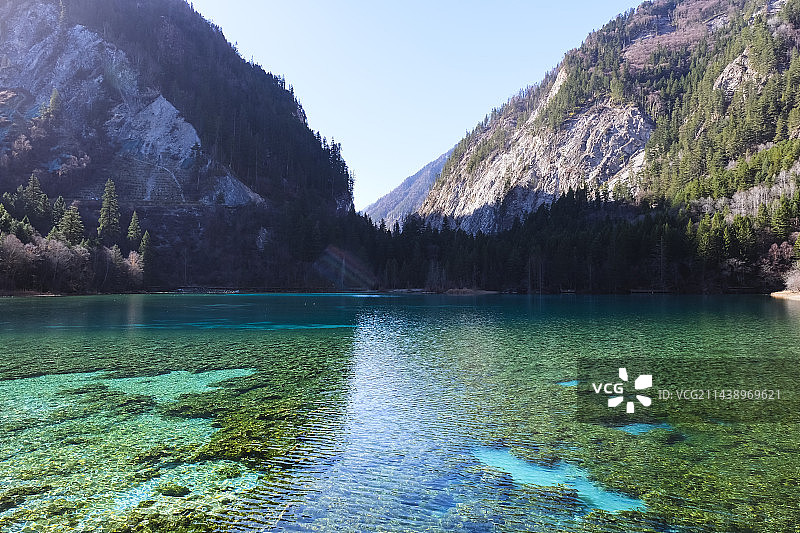 四川省阿坝藏族羌族自治州九寨沟国家级自然保护区冬季晴天美丽风景图片素材