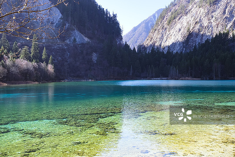 四川省阿坝藏族羌族自治州九寨沟国家级自然保护区冬季晴天美丽风景图片素材