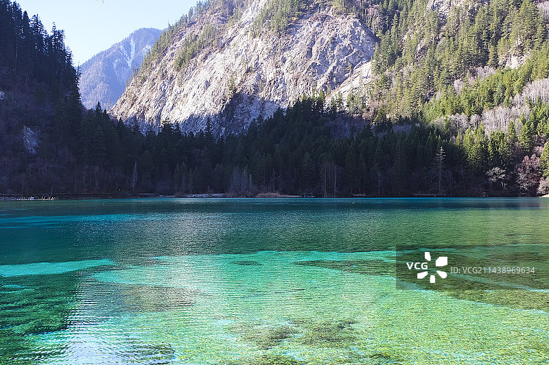 四川省阿坝藏族羌族自治州九寨沟国家级自然保护区冬季晴天美丽风景图片素材