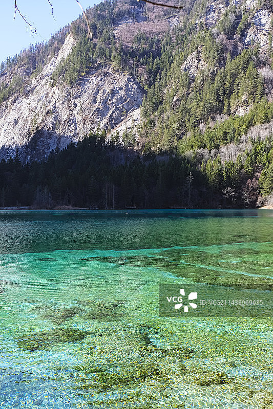 四川省阿坝藏族羌族自治州九寨沟国家级自然保护区冬季晴天美丽风景图片素材