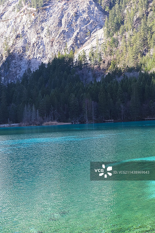 四川省阿坝藏族羌族自治州九寨沟国家级自然保护区冬季晴天美丽风景图片素材