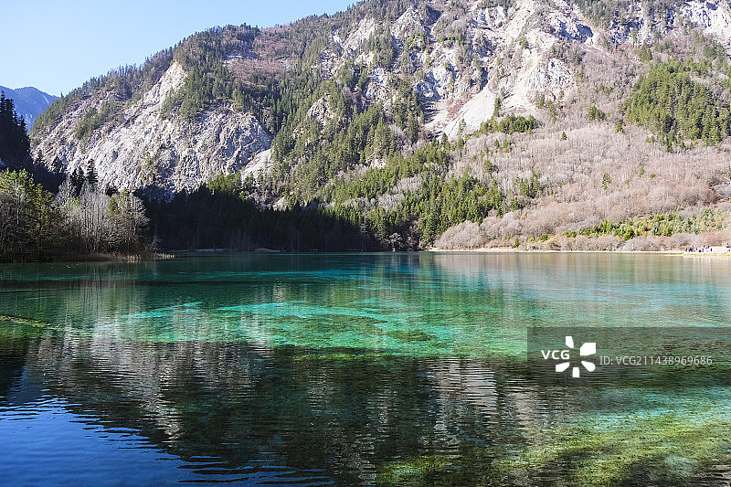 四川省阿坝藏族羌族自治州九寨沟国家级自然保护区冬季晴天美丽风景图片素材