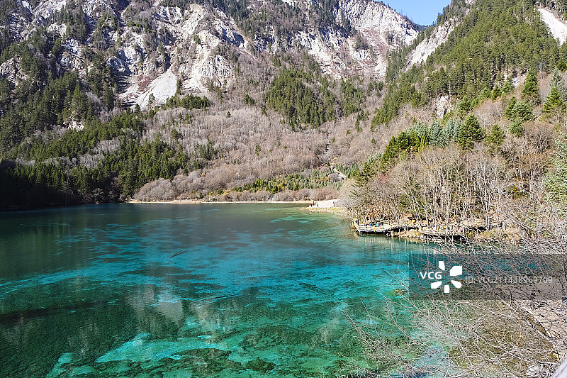 四川省阿坝藏族羌族自治州九寨沟国家级自然保护区冬季晴天美丽风景图片素材