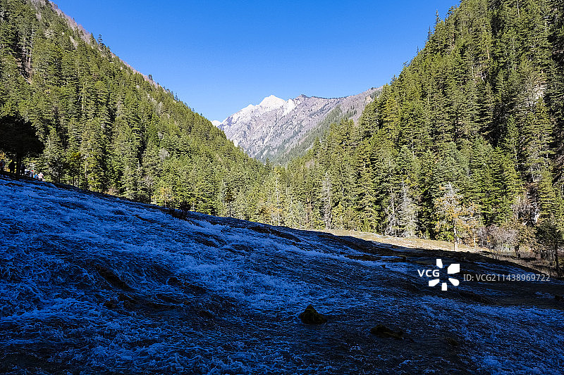 四川省阿坝藏族羌族自治州九寨沟国家级自然保护区冬季晴天美丽风景图片素材