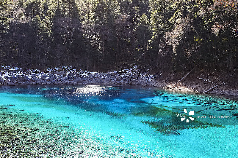 四川省阿坝藏族羌族自治州九寨沟国家级自然保护区冬季晴天美丽风景图片素材
