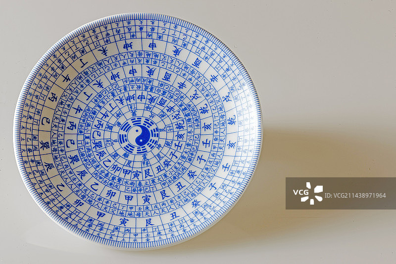 七十二干支的青花瓷圆盘图片素材