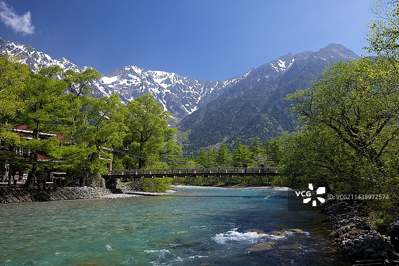 日本长野县上高地河童桥、梓川和穗高山图片素材