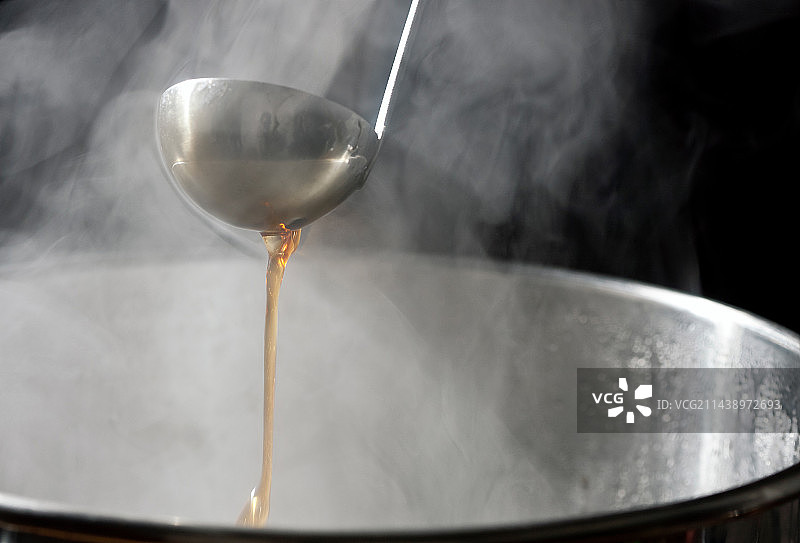 一锅热气腾腾的汤图片素材