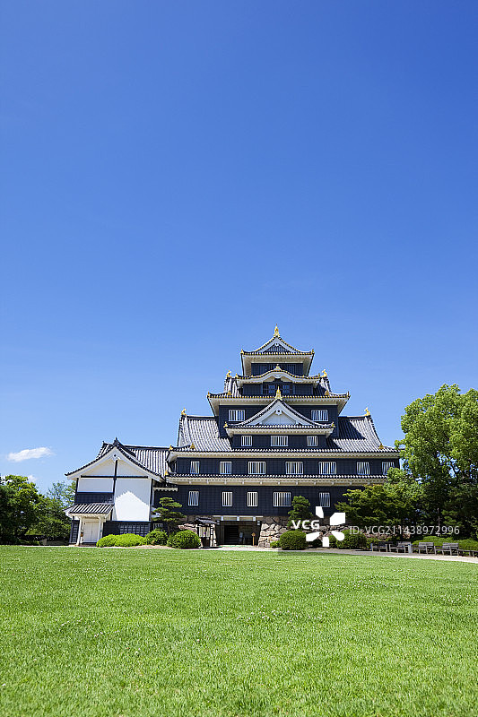 夏季蓝天下日本冈山县冈山城图片素材