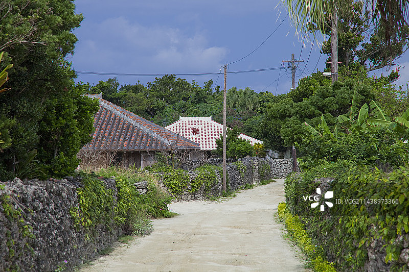 冲绳县竹富岛红色瓦房屋村图片素材