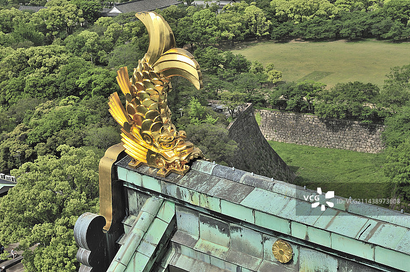 大阪城金色虎鲸雕塑，位于日本大阪府大阪市中央区图片素材