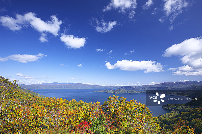 十和田湖的秋叶和蓝天，秋田县小坂图片素材