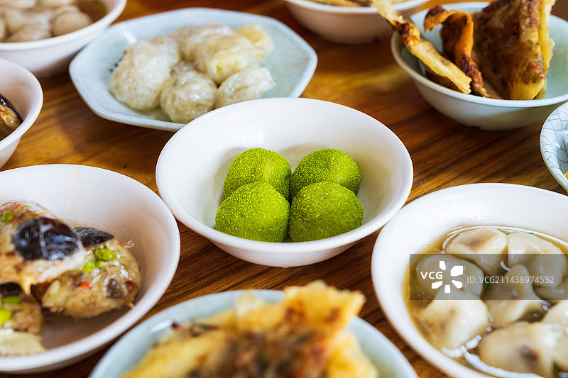 福建省三明市沙县（李记沙县小吃）种类丰富的沙县小吃——椰蓉抹茶大福图片素材