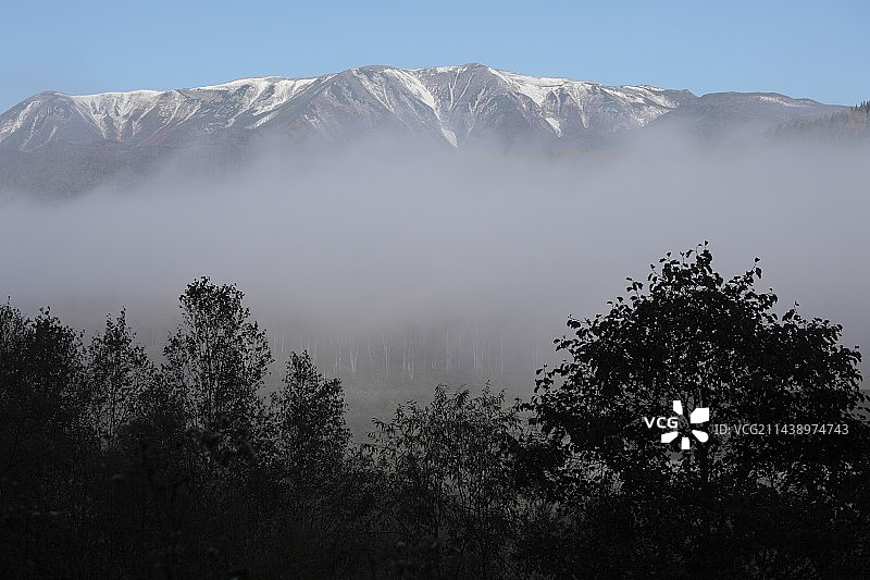 从晨雾中可见的大雪山山峰，北海道上川郡图片素材