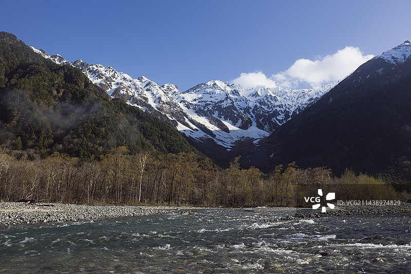 日本长野县上高地和穗高山脉春景图片素材