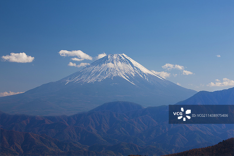 在日本山梨县南阿尔卑斯山观赏富士山图片素材