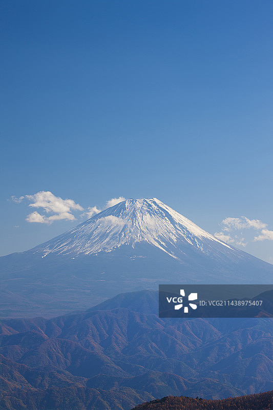 在日本山梨县南阿尔卑斯山观赏富士山图片素材
