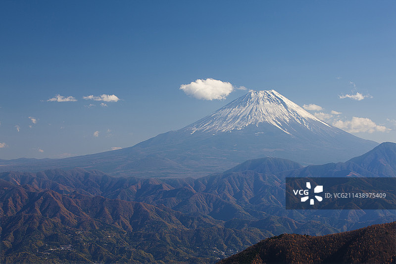 在日本山梨县南阿尔卑斯山观赏富士山图片素材