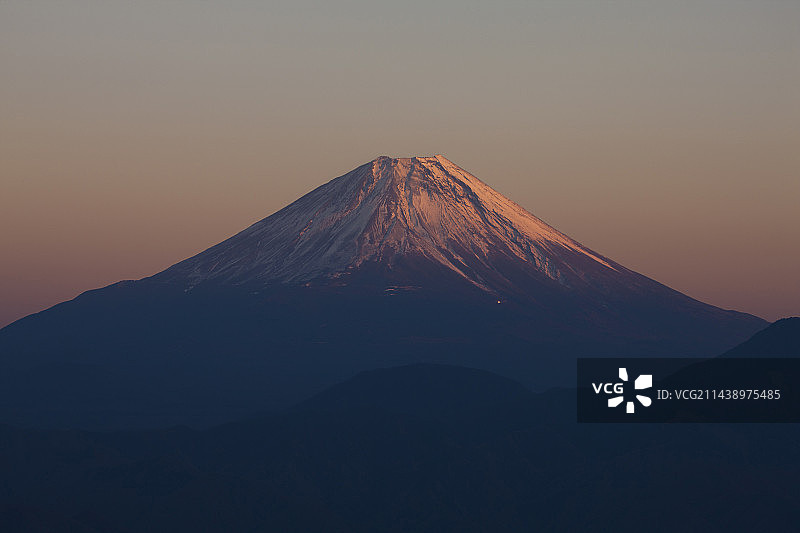 从日本山梨县櫛形山拍摄的富士山夜景图片素材
