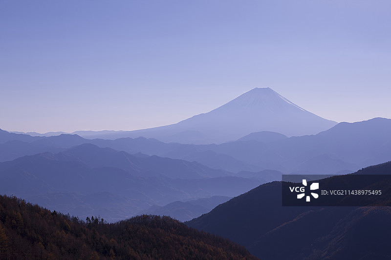 在日本山梨县南阿尔卑斯山观赏富士山图片素材