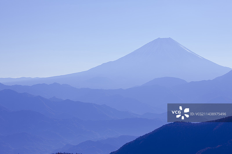 在日本山梨县南阿尔卑斯山观赏富士山图片素材