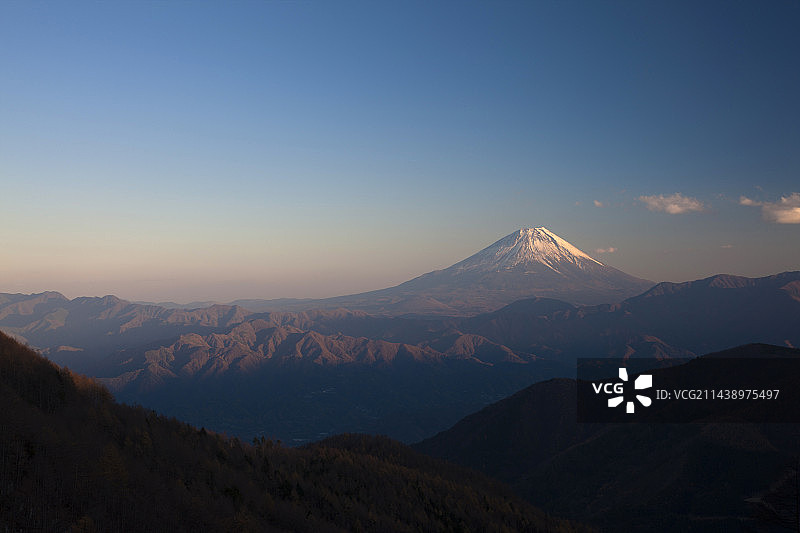 在日本山梨县南阿尔卑斯山观赏富士山图片素材