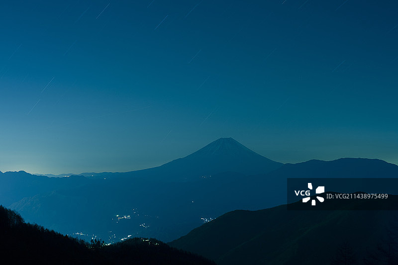 从日本山梨县，南阿尔卑斯，山梨县，钏山山看到的富士山的夜晚图片素材