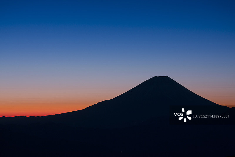 日本栉形山观富士山黄昏景色，山梨县南阿尔卑斯市图片素材