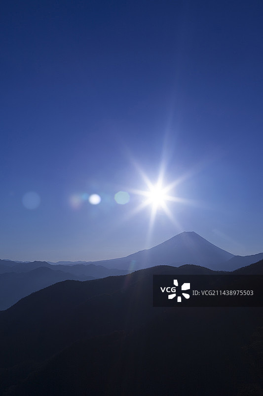 在日本山梨县南阿尔卑斯山观赏富士山图片素材