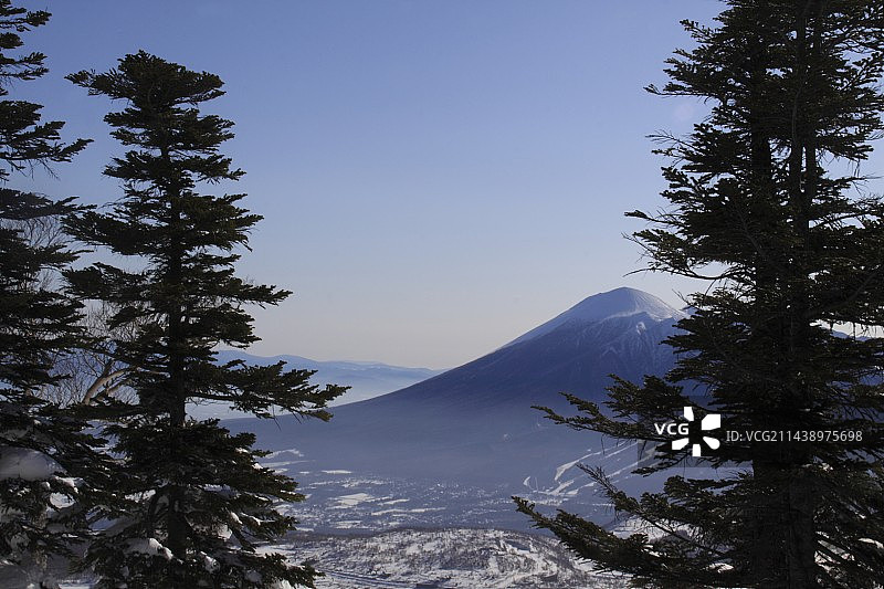 从岩手县八幡平大黑森林眺望岩手山图片素材