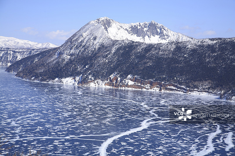 北海道川上郡弟子屈町摩周湖的冰冻湖面图片素材