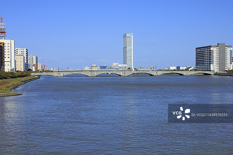 新潟县新潟市朱鹭展览馆和信浓川万代桥图片素材