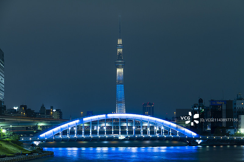 时尚东京晴空塔和永代桥，东京江东区图片素材