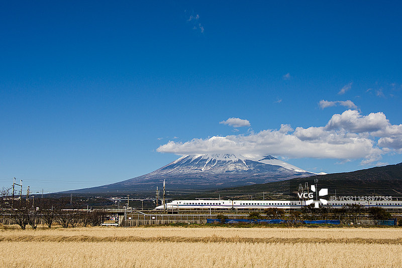 富士山与新干线，日本静冈县沼津市图片素材