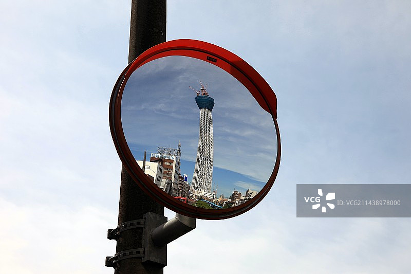 弯曲镜面中的东京晴空塔，东京墨田区图片素材