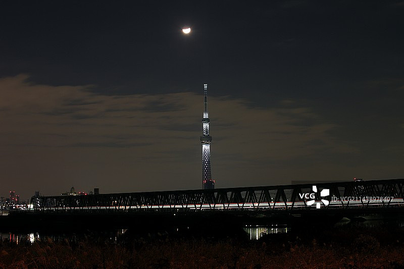 东京晴空塔年末亮灯和月亮，江户川图片素材