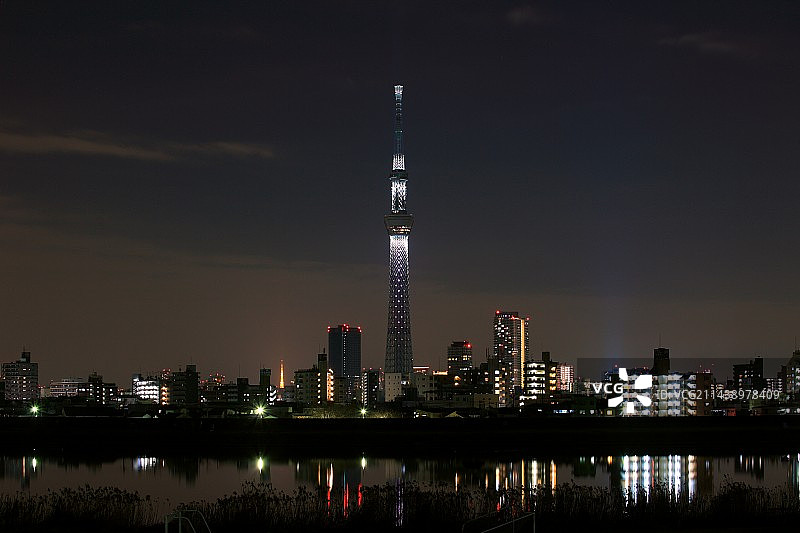 年末点亮的光照东京晴空塔和东京塔，葛饰区，东京图片素材