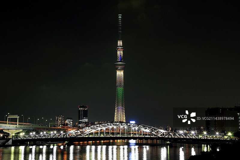 从东京荒川区南千住眺望亮起绿灯的东京晴空塔图片素材