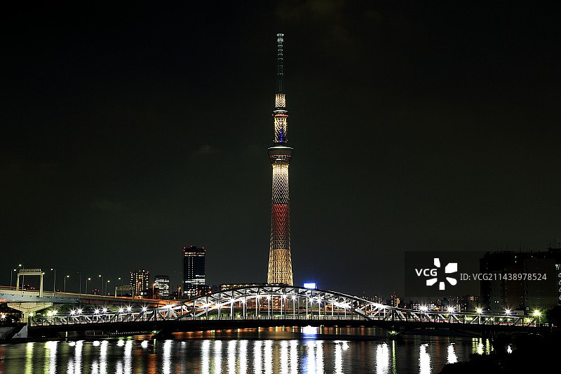 从南千住眺望被染成红色的东京晴空塔图片素材