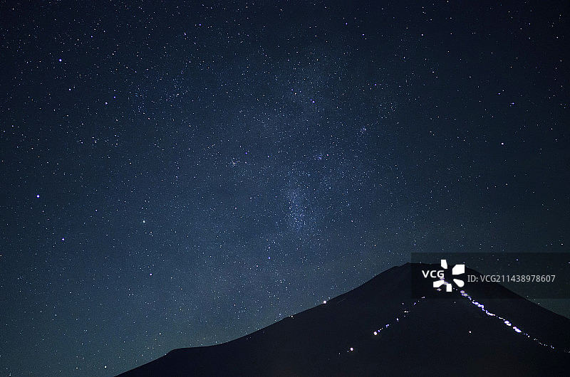日本山梨县富士山夜空图片素材