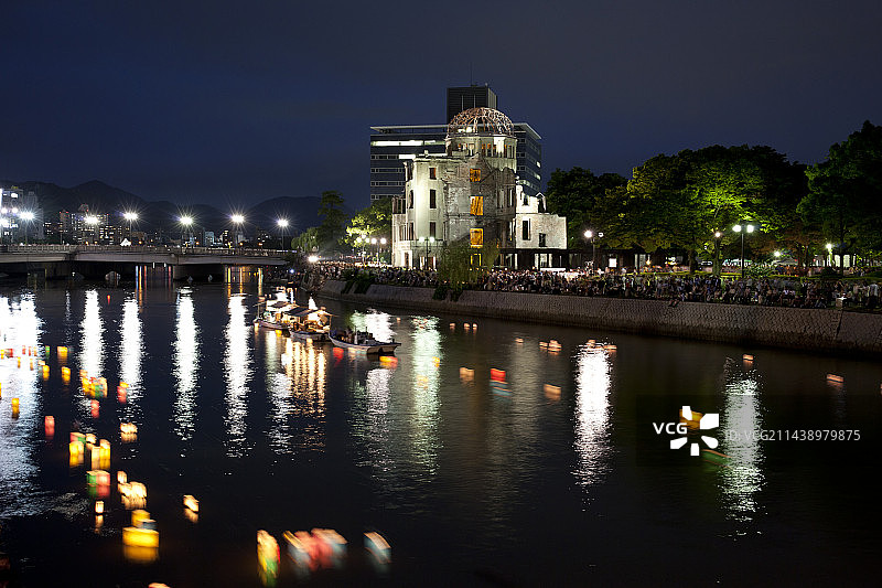 日本广岛市中心区的原子弹爆炸圆顶屋和漂浮的灯笼图片素材