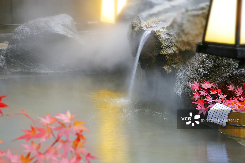 秋季户外浴池，群马县伊香保温泉图片素材
