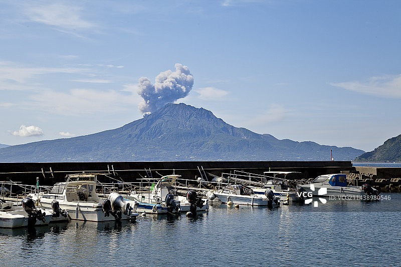 从鹿儿岛县姶良市港口眺望的冒烟的樱岛图片素材