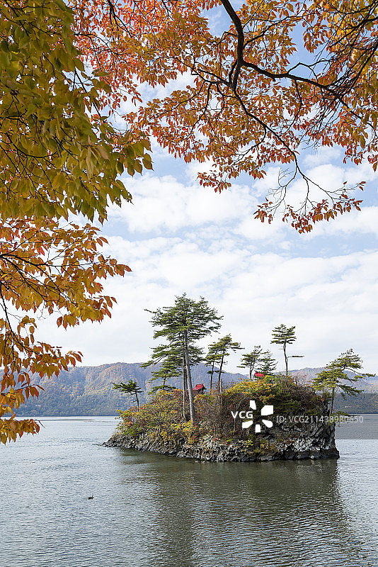 秋日树木环绕的十和田湖（日本青森县十和田市）图片素材