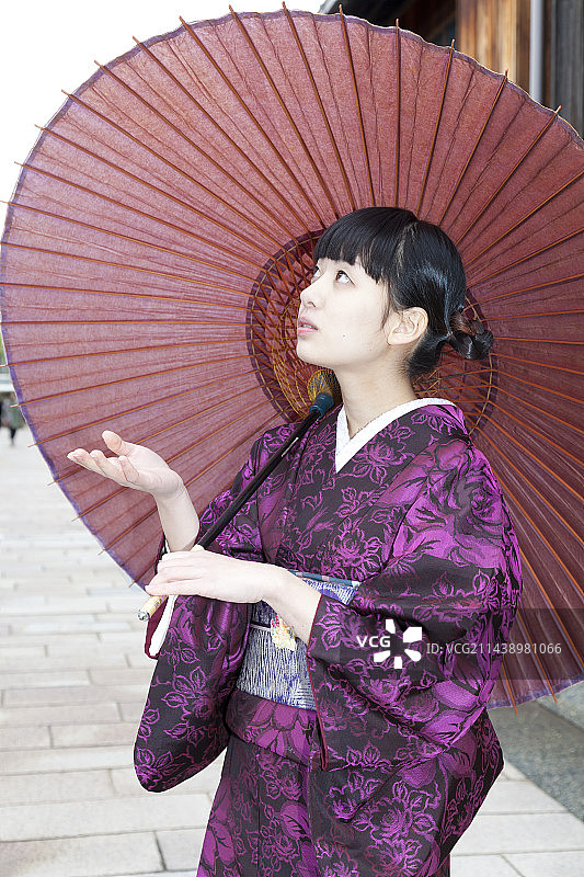 穿和服的女人在石川县金泽市东山拿着伞图片素材