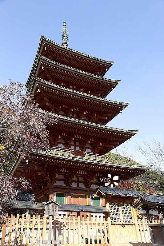 奈良县樱井市长谷寺的五层宝塔和蓝天图片素材